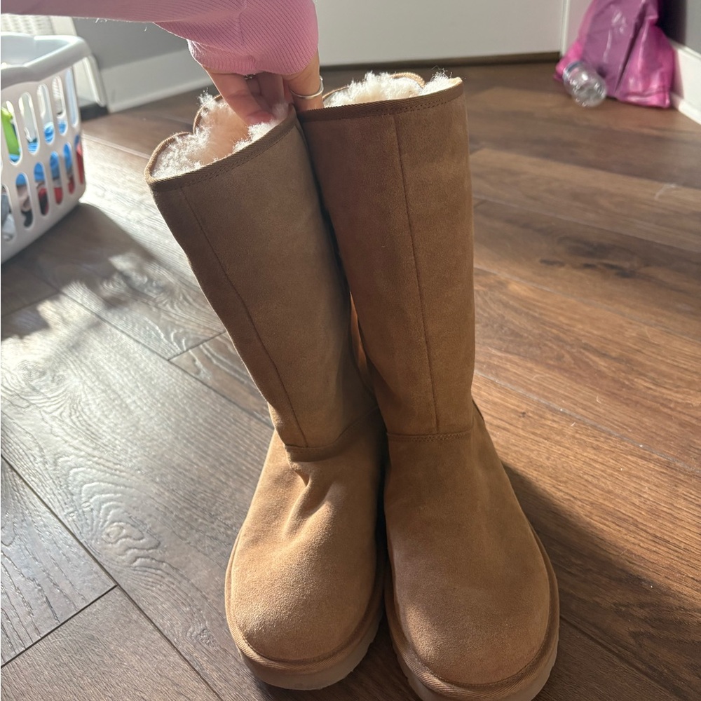 * Brand New* UGG Tan and Cream Shearling Boots